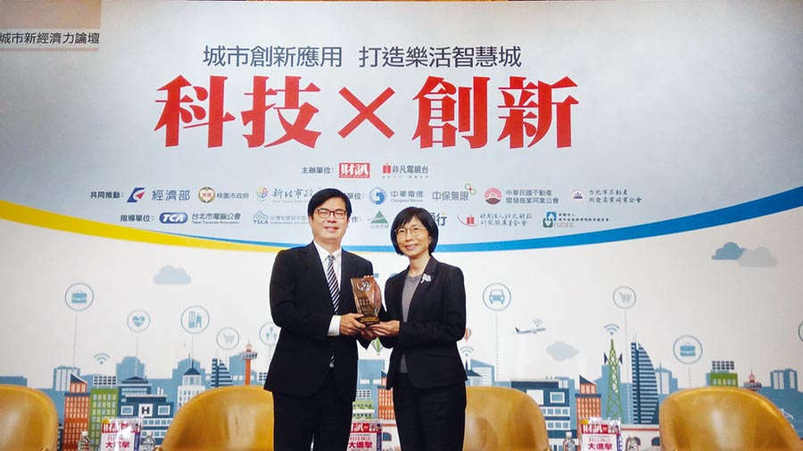 東元電機(jī)榮獲2019年智慧城市卓越貢獻(xiàn)獎(jiǎng)，評(píng)審委員會(huì)尤其高度肯定邱純枝董事長(zhǎng)（右）在智慧創(chuàng)新領(lǐng)域的付出與貢獻(xiàn)，特別頒發(fā)獎(jiǎng)項(xiàng)予以鼓勵(lì)。圖／東元提供