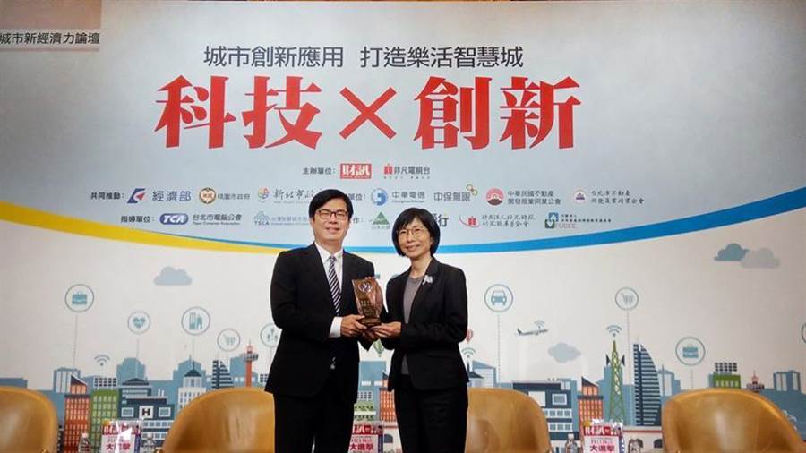 （東元集團(tuán)董事長(zhǎng)邱純枝5日從行政院副院長(zhǎng)陳其邁手中，接下臺(tái)灣智慧城市發(fā)展協(xié)會(huì)頒發(fā)智慧城市卓越貢獻(xiàn)獎(jiǎng)。圖／東元集團(tuán)提供）