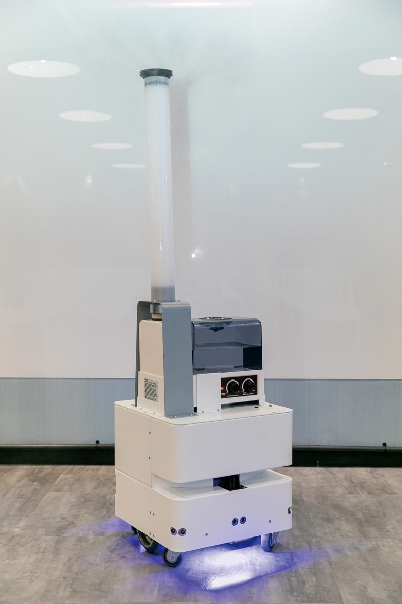 東元3日發(fā)表智慧UVC消毒防疫機(jī)器人，以3D列印技術(shù)，制作雙向360度全面向噴頭，進(jìn)行大面積的噴霧消毒。圖／東元提供