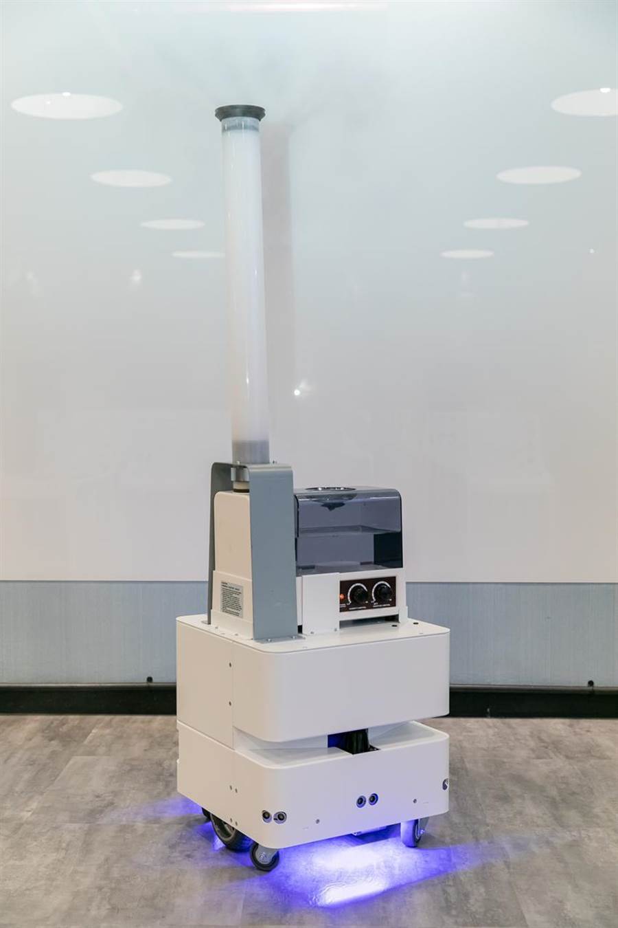 （東元3日發(fā)表智慧UVC消毒防疫機(jī)器人，以3D列印技術(shù)，制作雙向360度全面向噴頭，進(jìn)行大面積的噴霧消毒。圖／東元提供）
