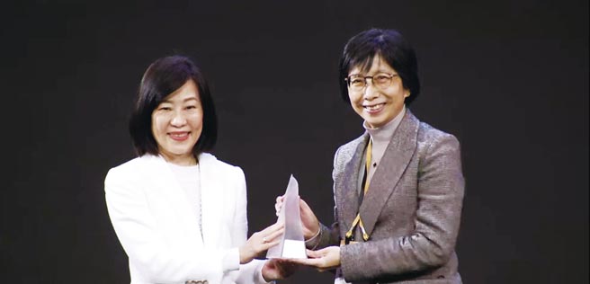東元電機(jī)以「智慧噴霧防疫機(jī)器人」勇奪臺(tái)灣精品金質(zhì)獎(jiǎng)，由東元電機(jī)邱純枝董事長(zhǎng)（右）受獎(jiǎng)。圖／東元提供